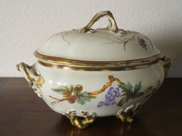 Grande soupière en porcelaine de Paris,  Une soupière sur son plateau 