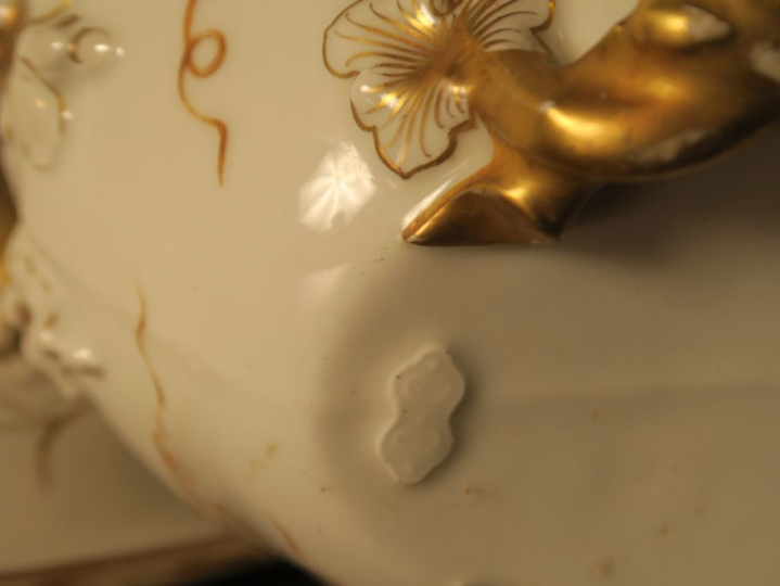 Grande soupière en porcelaine de Paris,  Une soupière sur son plateau 