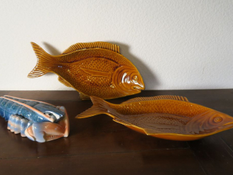 Vente aux enchères Pot couvert en faience portugaise en forme de homard. On y joint 2 pla