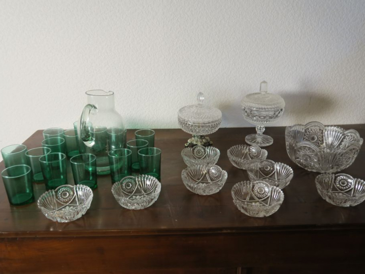 Une partie de service de verres en verre vert : 17 verres. Mazagran en