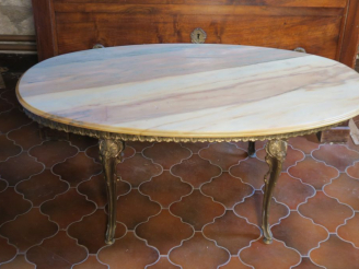 Vente aux enchères Table basse de style Louis XV en bronze à décor de rinceaux et de roca