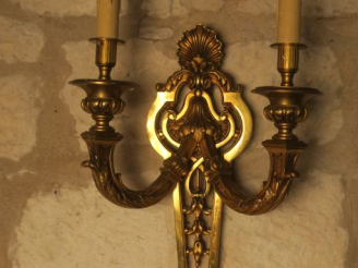 Vente aux enchères Trois appliques en bronze XIXème de style Louis XVI à décor de coquill