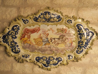 Vente aux enchères Grand plat en faience  XIXème, à décor de personnages et de chimères d