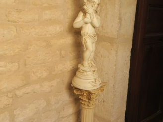 Vente aux enchères Lampe en forme de nubien porte torchère en composition. une colonne en