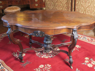 Vente aux enchères Table violonnée XVIIIème de style Louis XV en bois palissandre, ouvran