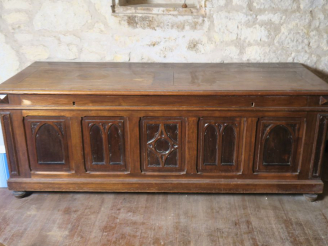 Vente aux enchères Grand coffre de style Haute-Epoque en noyer sculpté et mouluré à décor