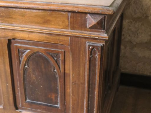 Grand coffre de style Haute-Epoque en noyer sculpté et mouluré à décor