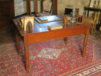 Vente aux enchères Grand bureau plat XIXème en bois naturel pieds tournés, ouvrant à deux