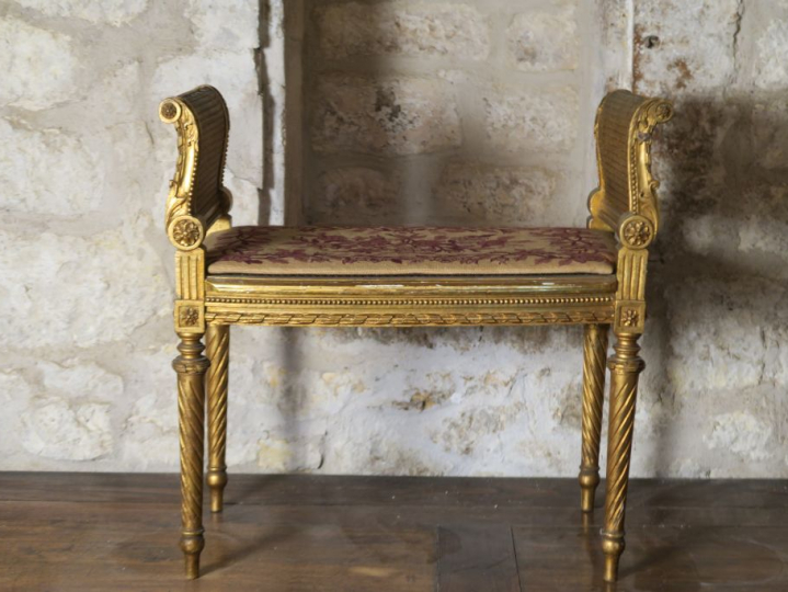 Tabouret de style Louis XVI en bois doré mouluré et sculpté à décor de