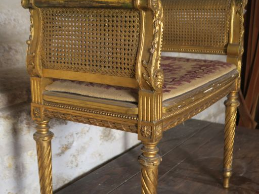 Tabouret de style Louis XVI en bois doré mouluré et sculpté à décor de