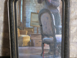 Vente aux enchères Miroir XIXème en bois laqué noir à décor feuillagé. Dim. 100 x 68 cm.