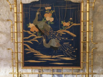 Vente aux enchères Ecran de cheminée 1900 de style japonisant en bois doré à l'imitation 
