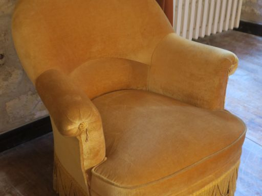 Fauteuil crapaud Napoléon III garniture de velours moutarde. H. 79 x 8