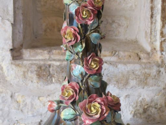 Vente aux enchères Grand vase 1900 en barbotine à décor de fleurs en relief sur fond mélé