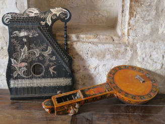 Vente aux enchères Mandoline 1900 en bois laqué noir décor argenté d'oiseaux branchés. Di