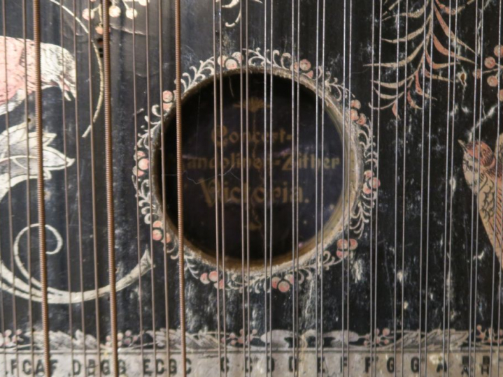 Mandoline 1900 en bois laqué noir décor argenté d'oiseaux branchés. Di