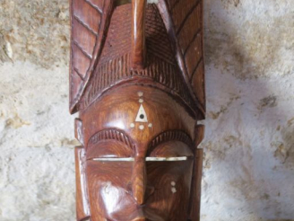 Vente aux enchères Masque africain en bois sculpté et incrustation d'os. Dim. 48 x 14 cm.