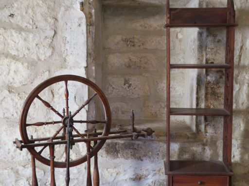 Rouet en bois  (incomplet). H.  73 cm. Etagère murale en bois naturel 