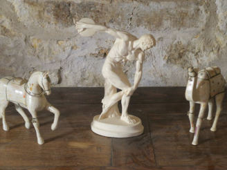Vente aux enchères Un dromadaire et un cheval en composition et métal. une reproduction d