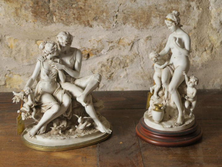 2 groupes en biscuit "jeune mère et ses enfants" et "couple d'élégants