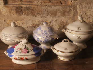 Vente aux enchères 5 différentes soupières en faience ou porcelaine.