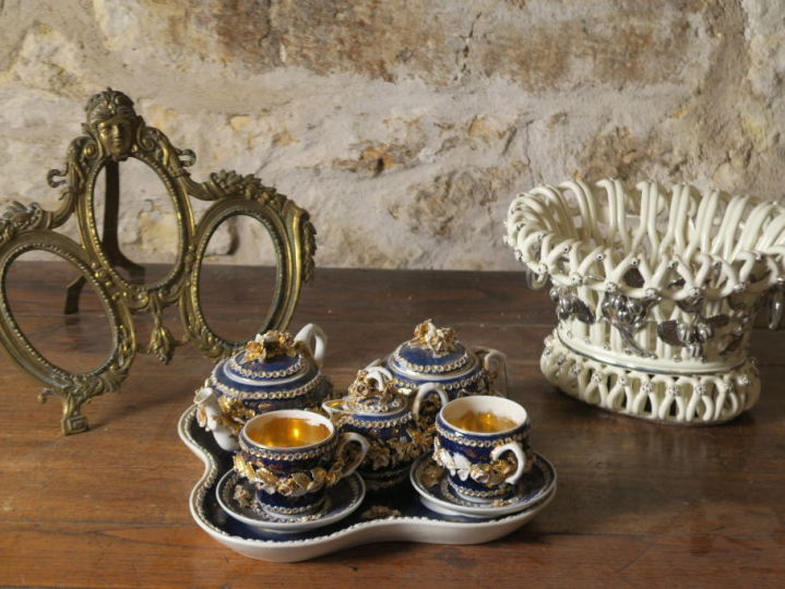 Tête à tête en porcelaine à décor en relief de fleurettes dorées sur f