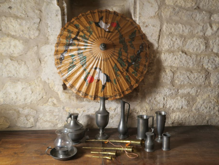 3 petits cors de chasse en cuivre une ombrelle de style extreme orient