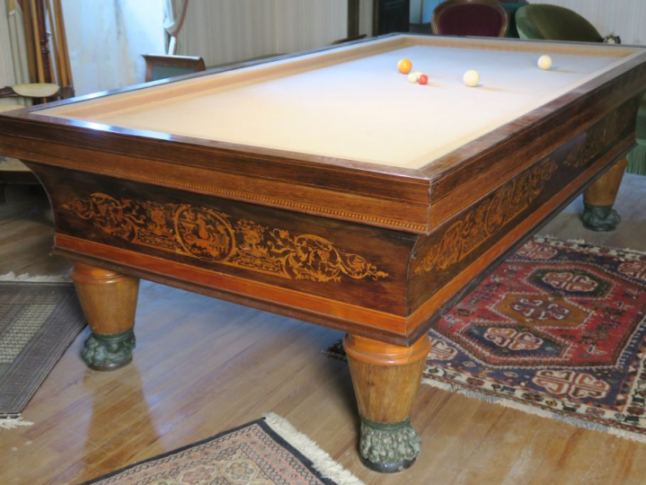 Grand billard Charles X en marqueterie à décor de personnages dans des