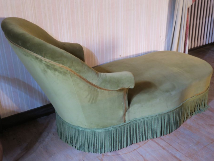 Une méridienne Napoléon III garniture de velours vert.