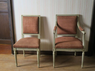 Vente aux enchères Mobilier de salon de style Louis XVI en bois laqué, garniture de velou