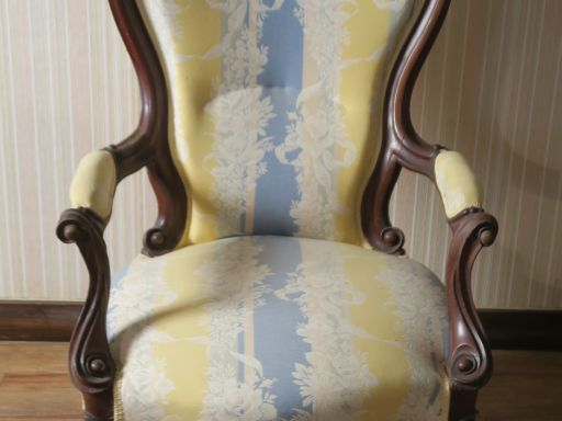 Paire de fauteuils Voltaire de style Louis XVI garniture de tissu à dé