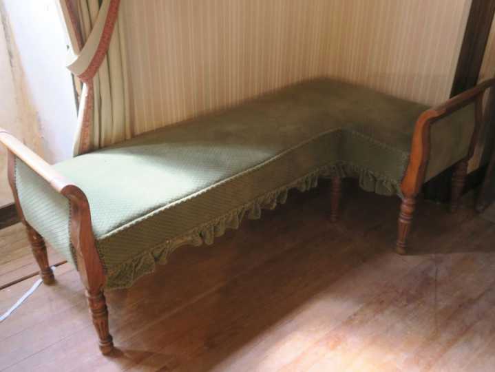 Paire de banquettes d'angle Restauration, garniture de velours vert. D