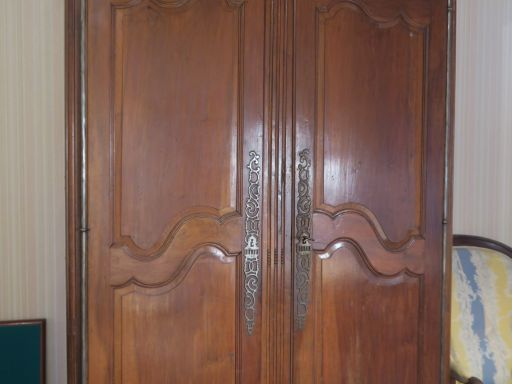 Armoire Louis XV ouvrant deux portes (un pied cassé). Dim. 240 x 150 x