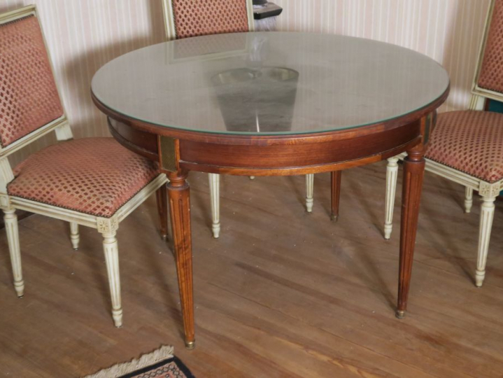 Table ronde de style Louis XVI, dessus bois 74 x 108 cm