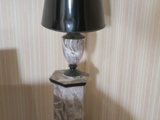 Vente aux enchères Lampe moderne sur une sellette l'ensemble en céramique à l'imitation d