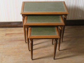 Vente aux enchères Trois tables gigognes de style Louis XVI, pieds fuselés, dessus cuir.