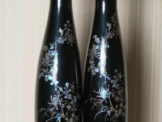 Vente aux enchères Paire de vases modernes en composition et incrustations de nacre. H. 4