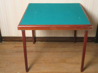 Vente aux enchères Deux tables de bridge, dessus feutrine verte.