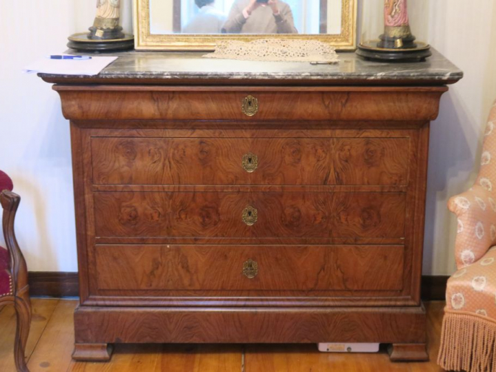 Commode Restauration en bois de placage de noyer ouvrant à quatre tiro