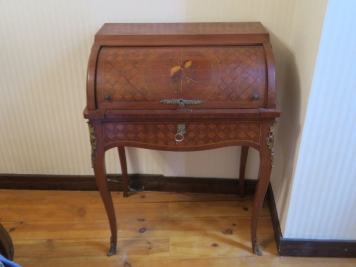 Bureau cylindre de style Louis XV  en marqueterie à décor de cubes et 