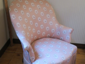 Vente aux enchères Paire de fauteuils crapaud garniture de tissu à décor de bouquet de fl