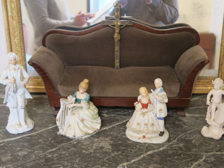 Deux sujets de style Extrême orient en composition "couple de personna