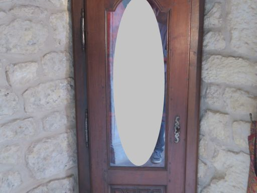 Vitrine d'angle en bois mouluré ouvrant à une porte. Dim. 171.5 x 70 x