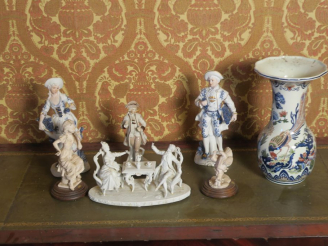 Vente aux enchères Vase en faience anglaise à décor de fleurs polychromes. Collection de 