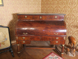 Vente aux enchères Bureau cylindre Empire en acajou et placage d'acajou ornementation de 