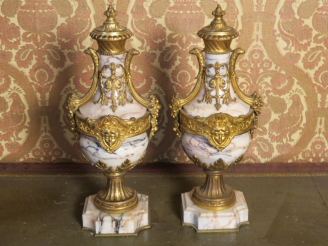 Vente aux enchères Paire de cassolettes XIXème en marbre et bronze doré à décor de mascar