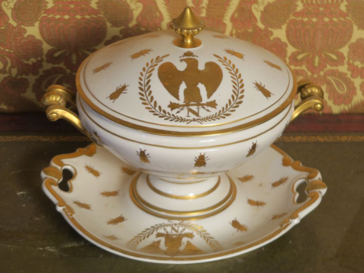 Grande soupière sur son plateau de style Empire en porcelaine  à décor