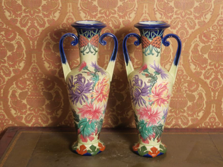 Paire de vases en céramique 1900 ou faience à décor de fleurs polychro