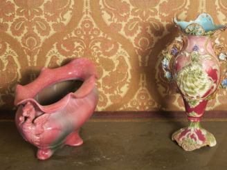 Vente aux enchères Jardinière en barbotine 1900 à décor de chimères en relief. Dim. 21 x 