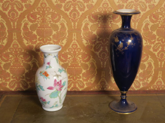 Vente aux enchères Vase en porcelaine de Chine. H. 36 cm. Vase se en porcelaine de Sèvres